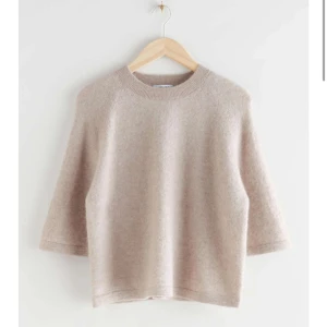 & Other stories tröja - ny stickad tröja från & other stories, storlek S. Skriv privat vid bilder med den på vid intresse. Nypris: 790kr säljer för 350kr. 💗