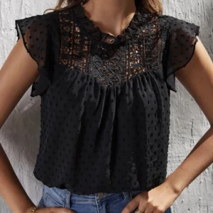 Svart blus - Säljer en denna snygga svarta blus! Så snygg till våren och sommaren🥰🌸Kan gå ner i pris vid snabb affär