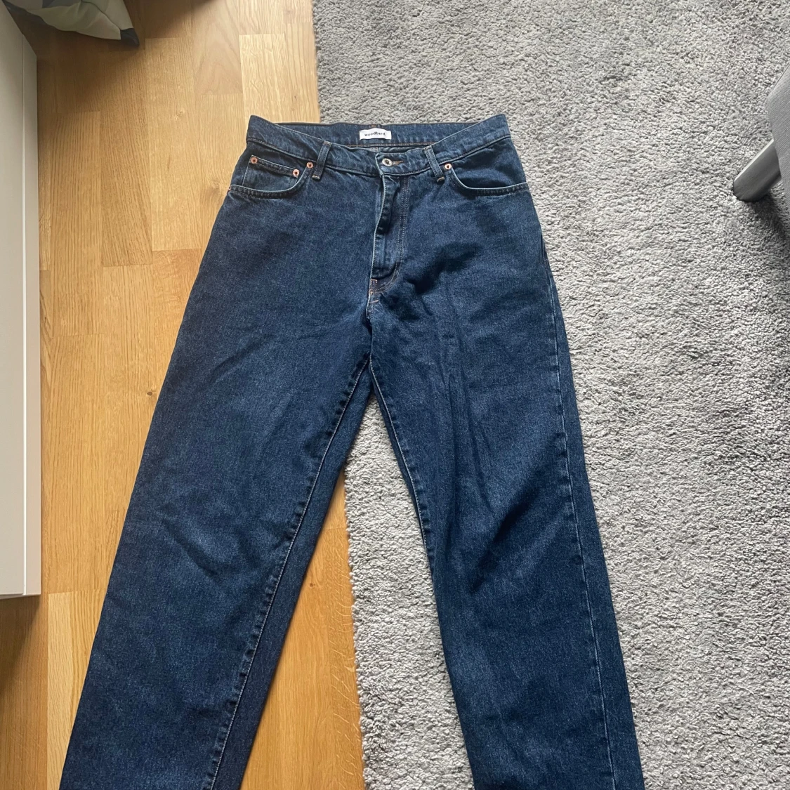Mörkblå jeans från Woodbird