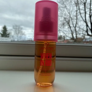 When In Rio Sol de Janeiro - Limited edition Sol de Janeiro parfym! When in Rio☀️🏖️ Irl är färgen mycket mer rosa men kameran får inte riktigt med det. Den är bara sprutad runt 3 gånger, så i princip helt oanvänd💖