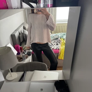 rosa tröja - Den är i helt okej skick, men säljer den eftersom jag inte använder det längre