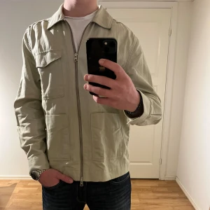 Overshirt med dragkedja - These Glory Days - Säljer denna sjukt snygga Overshirten från These Glory Days⭐️ Färgen är grön och storleken är M✅Jackan har inga defekter och skicket är utomordentligt🙌🤝 Sjukt najs passform och passar perfekt som vår och sommarjacka☀️🙌 Tveka inte på att höra av er dig vid minsta fråga eller fundering😊