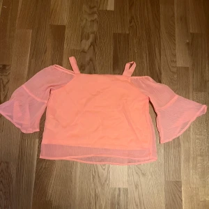 Ljusrosa offshoulder blus - Säljer en ljusrosa/turkos blus från h&m. Den är jättefin och priset går att diskutera. 