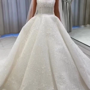 Sima Couture bröllopsklänning  - Drömmig vit bröllopsklänning från märket Sima Couture. En sömmerska har sytt på armarna, de går att ha uppe ovan axlarna. Storlek 34-36.                                 Pris kan diskuteras vid snabbt köp. 