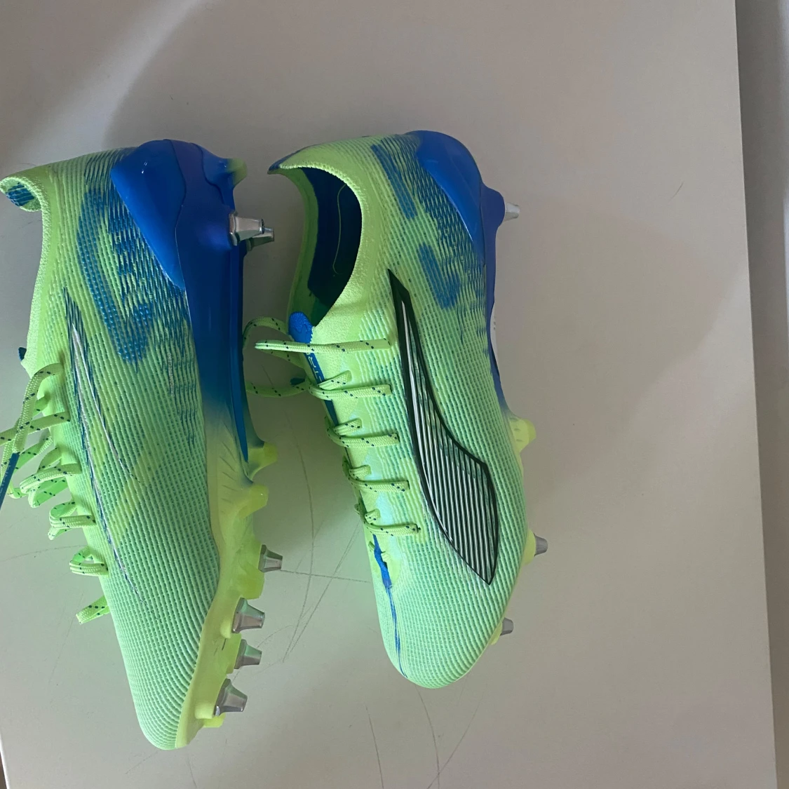 Puma Ultra fotbollsskor i neonfärg - 1
