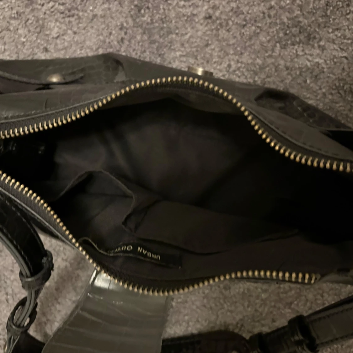 Svart axelväska i croco-mönstrat skinn från Urban Outfitters - 4