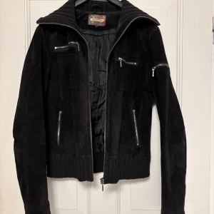 Den snyggaste vårjackan!! - Den snyggaste vårjackan!! Super cool svart jacka med snygga silverdetaljer. Passar super till våren