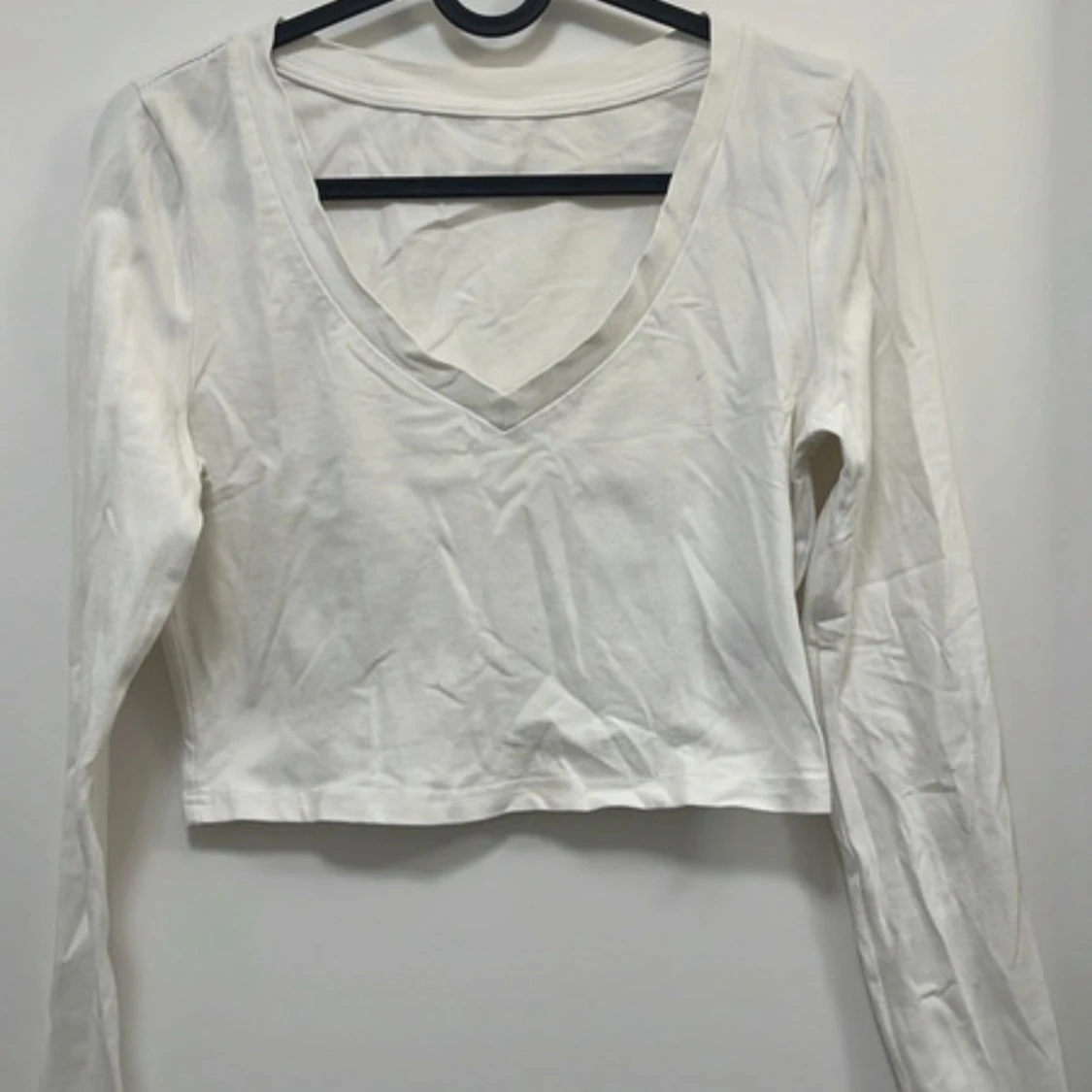 Vit croppad långärmad topp med v-ringning