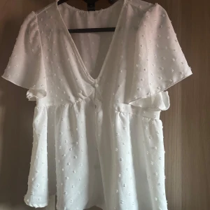 Vit blus - Aldrig använd, perfekt till sommaren!