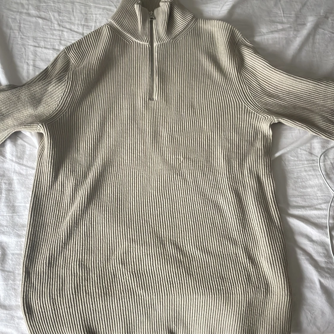 Beige ribbad stickad halvzip från Jacquemus
