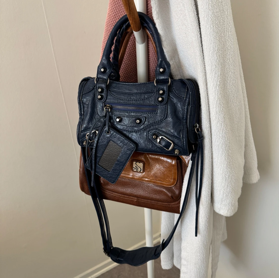 Mörkblå handväska