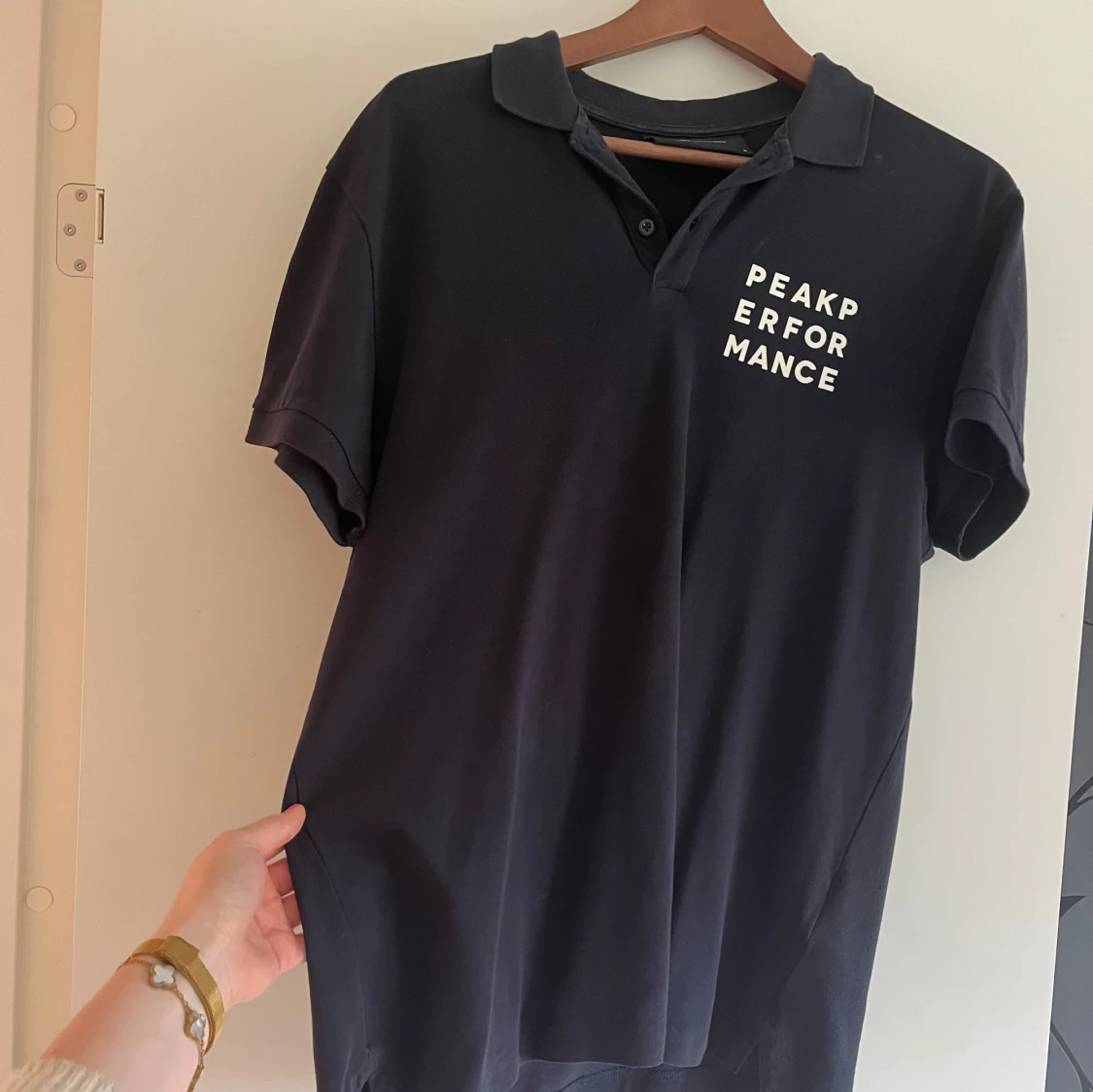 Svart pikétröja från Peak Performance