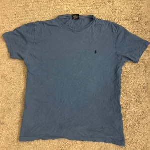 Ralph lauren T-shirt  - Jag säljer denna Ralph Lauren t-shirt, inte använd på ett år därför säljer jag ,tröjan är i storlek M.