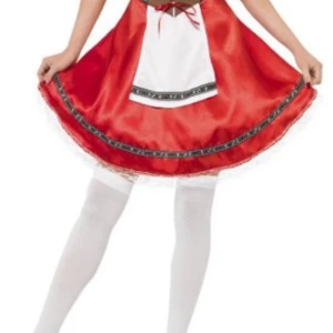 Oktoberfest klänning  - Söt röd kortklänning med vit förklädesdetalj och dekorativa band längs kjolkanten. Klänningen har en markerad midja och är perfekt för temafester eller maskerad. Klassisk och lekfull design. Använt en gång. 