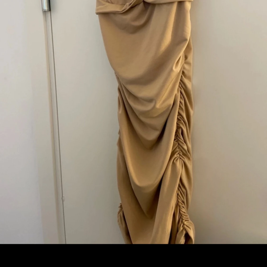 beige klänning med drapering - 1