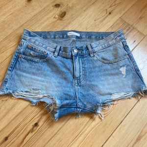 Jeans shorts - Superfina blåa jeans shorts som är från Gina tricot, de har låg midja. Säljer dessa pga att jag tycker de är förstora för mig💕💕