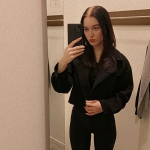 croppad kappa - säljer nu min älskade croppade kappa från bikbok. den är i mockaliknande material och perfekt nu till våren och sommaren