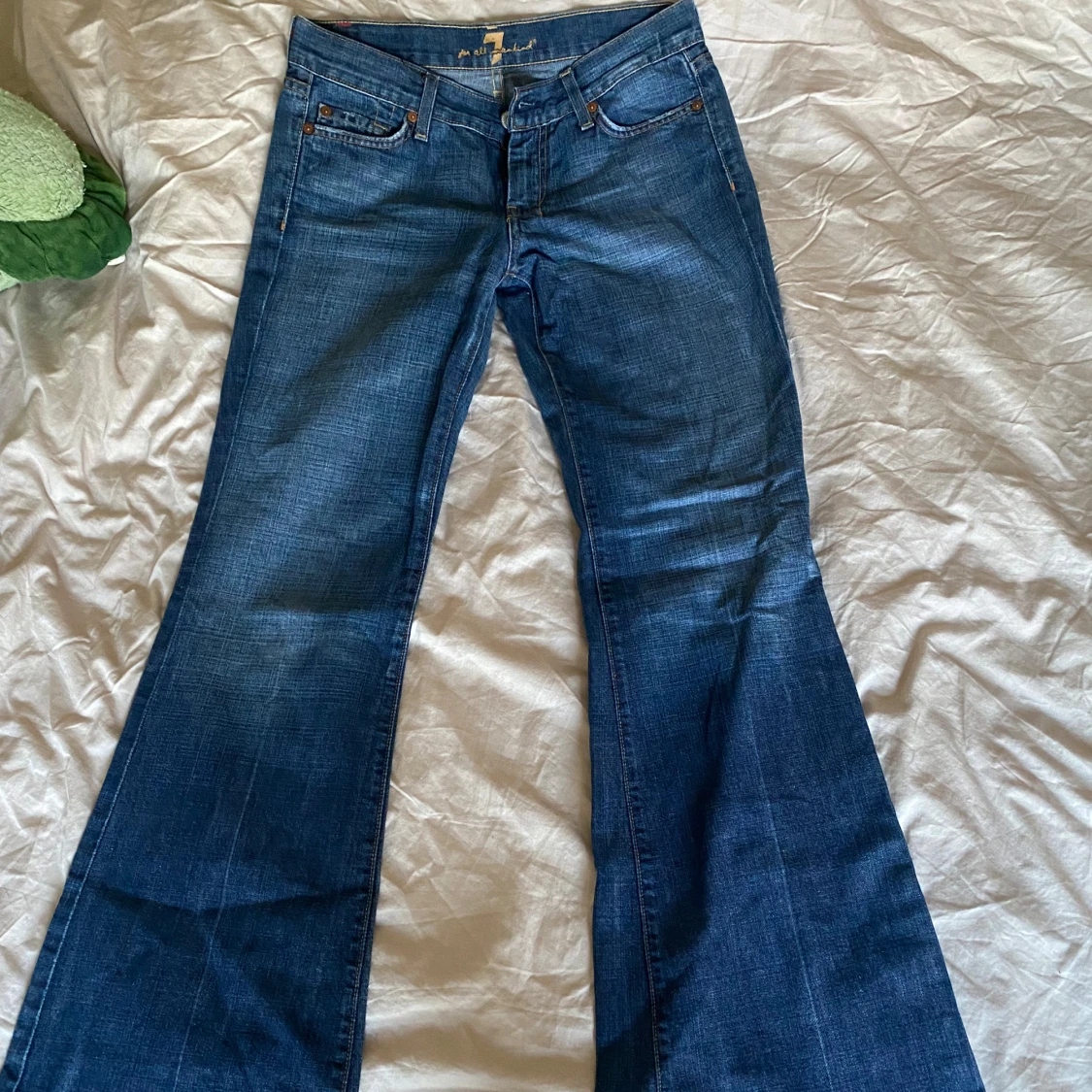 Lågmidjade bootcut jeans från 7 for all mankind💗 - 1