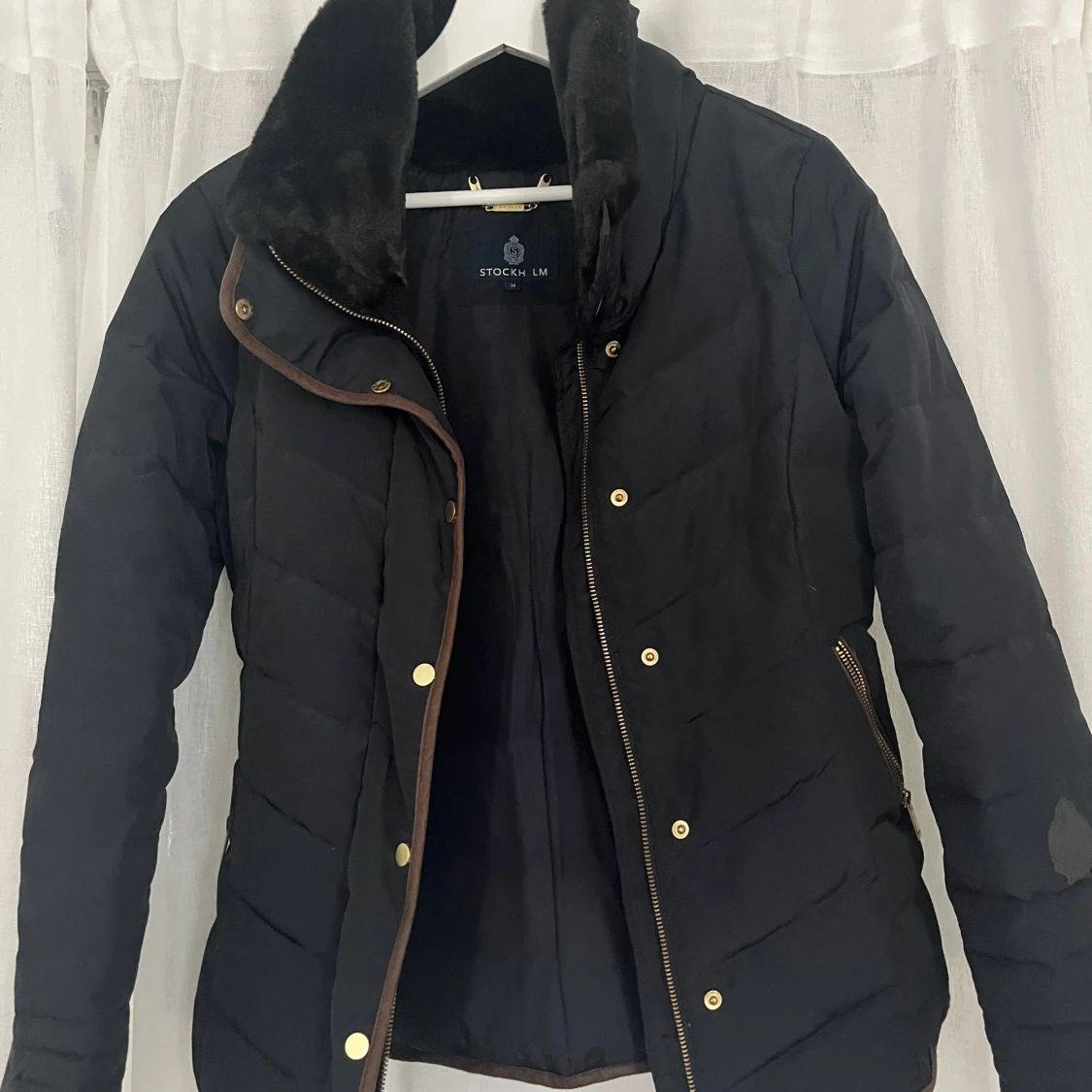 Svart quiltad jacka med fuskpäls från Stockh LM - 1