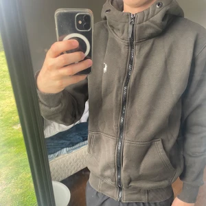 Polo Ralph Lauren sport zip  - Klassisk zip-hoodie från Polo Sport by Ralph Lauren i mörk grön färg. Bra skick, Dragkedjan lite trög men inget större problem och och lite nopprig i luvan. Storlek: L - jag är 177 passar bra på mig. Skriv om de är något🌟🌟