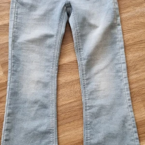 Ljusblå jeans till flicka - Säljer ett par nya jeans från Cubus.