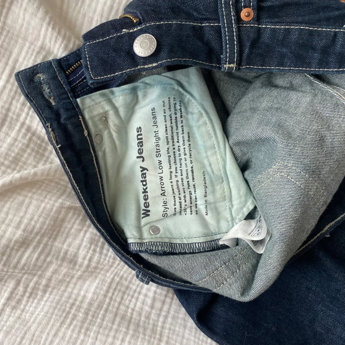 Mörkblå Weekday jeans - 2