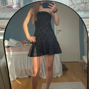 Snygg klänning - Snygg ärmlös klänning med volang och coolt mönster❤️❣️