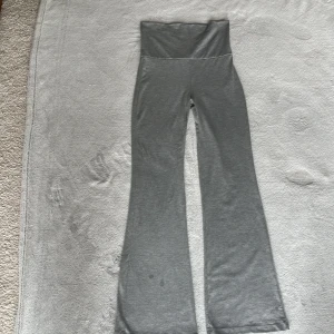 Grå yogapants från Gina Tricot - Säljer dessa gråa yogants som knappt är använda💕 och ”fläcken” på ena benet är var bara vatten