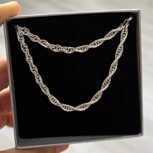 Äkta Silver halsband från Guldfynd - Halsband från Guldfynd i äkta silver, justerbar längd 42+3cm. I mycket bra skick även helt ny och oanvönd. Köpt för 749kr.