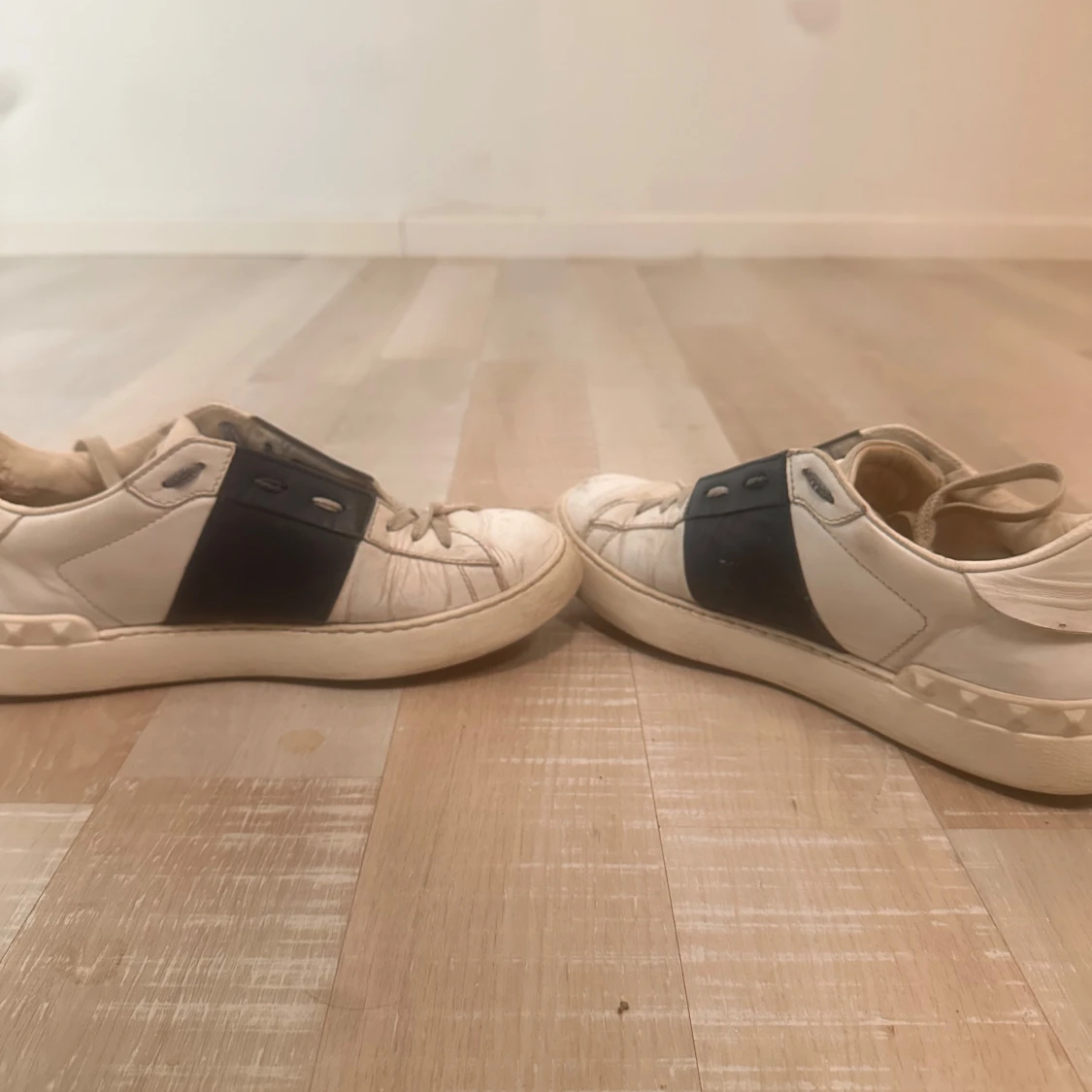 Valentino Garavani sneakers med svart detalj - 2