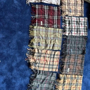Rutiga burberry halsdukar bulkorder 10 st äkta - Säljer flera klassiska rutiga halsdukar från Burberry i olika färger. Välj mellan 100% lammull eller 100% kashmir. Perfekt accessoar med fransar i kanterna och tidlös design.