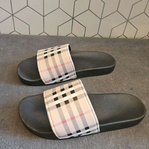 Burberry tofflor  - Säljer ett par snygga Burberry tofflor || Storlek 41 || helt nya