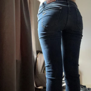 Jeasn Ltb  - Säljer ett par klassiska mörkblå jeansbyxor med normal passform och raka ben. Byxorna har fem fickor, bälteshällor och stängs med dragkedja och knapp. Perfekta till vardags och enkla att matcha med olika toppar.