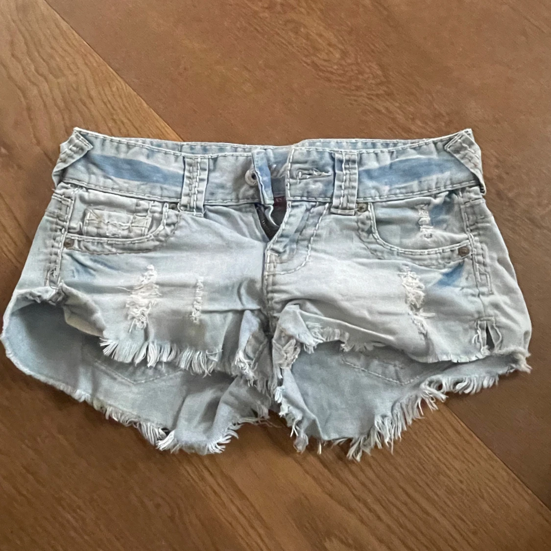 Lågmidjade ljusblå jeansshorts