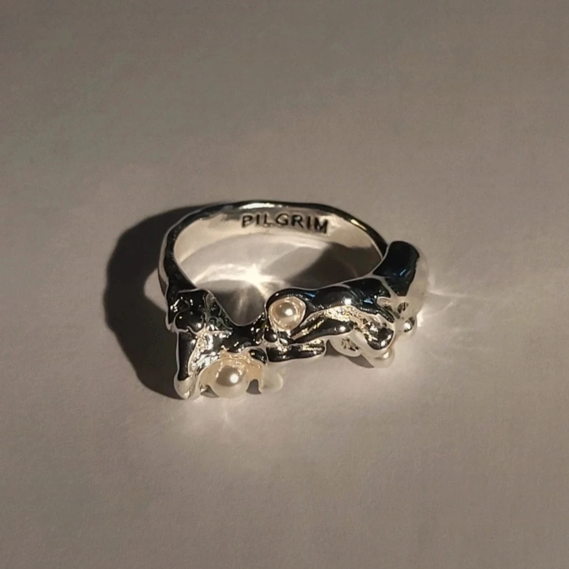 Silver plated ringmed pärlor från Pilgrim