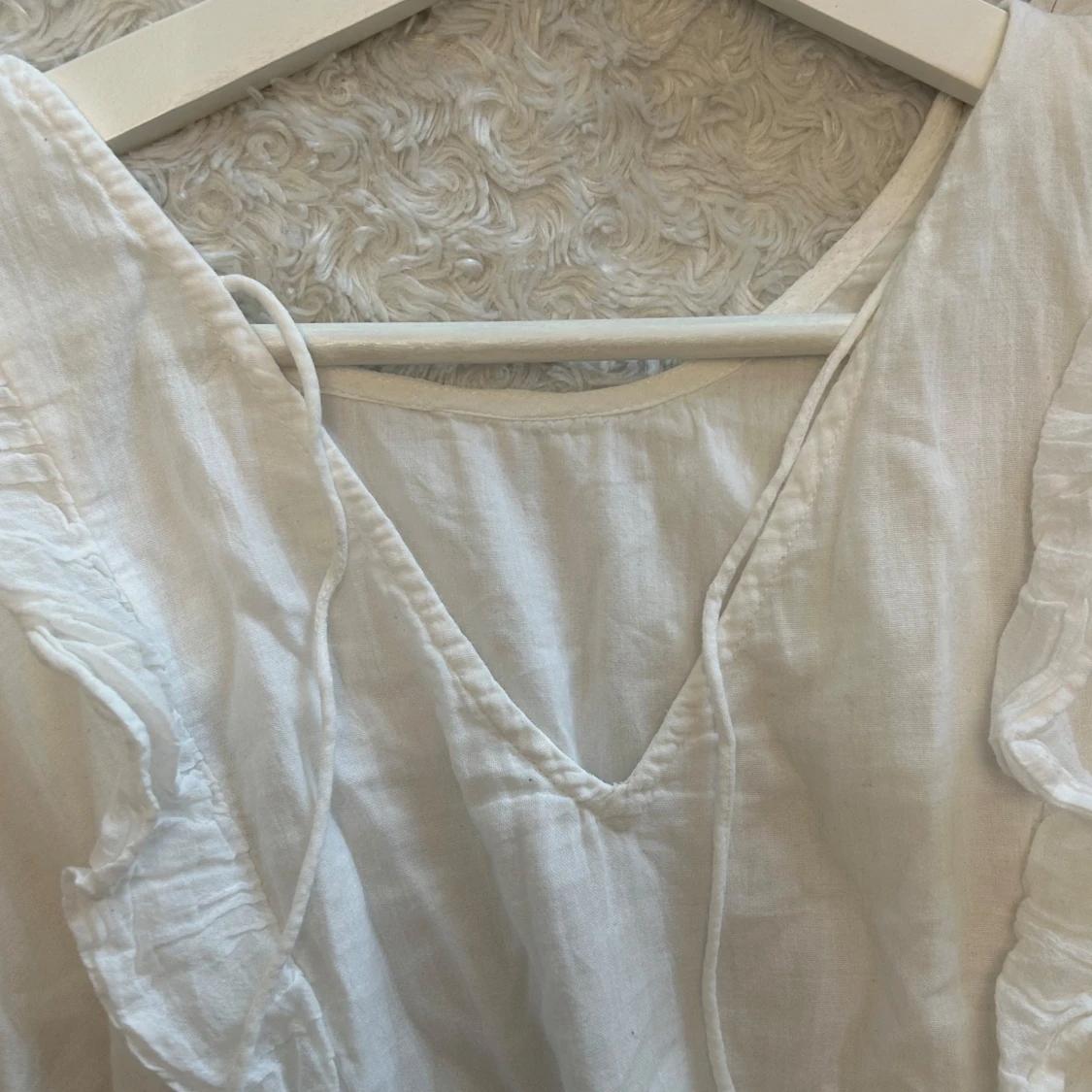 Vit volangklänning från Gina Tricot - 1