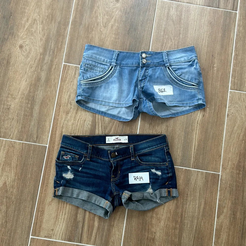 Har nu fått in lågmidjade jeansshorts! Priser varierar från 360-660kr. Reservation (3 dagar) kostar 50kr/plagg - denna summa betalas inte tillbaka vid ånger. Storlekar är från W25 - M. Många av shortsen är i nytt skick, resten är i mycket bra skick. Kommer att hålla den här annonsen uppdaterad genom att publicera nya shorts eller ta bort vissa som blivit sålda. Alla shorts har egna annonser med gratis frakt. Spara gärna annonsen! 💓 Uppdateringar: B55 + B57 reserverade tom 20/4. B56+B46 såld. Shortsit.