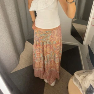 Mönstrad långkjol i pastellfärger - Super fin och trendig långkjol från Marta du chateau. Nypris: 599kr endast använd fåtal gånger så i väldigt bra skick😚💕 onesize men sitter bra på mig som är 170 och brukar ha S