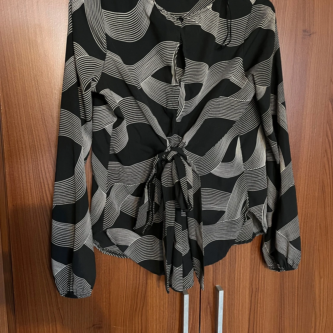 Svartvit blus med grafiskt mönster och knytband - 3