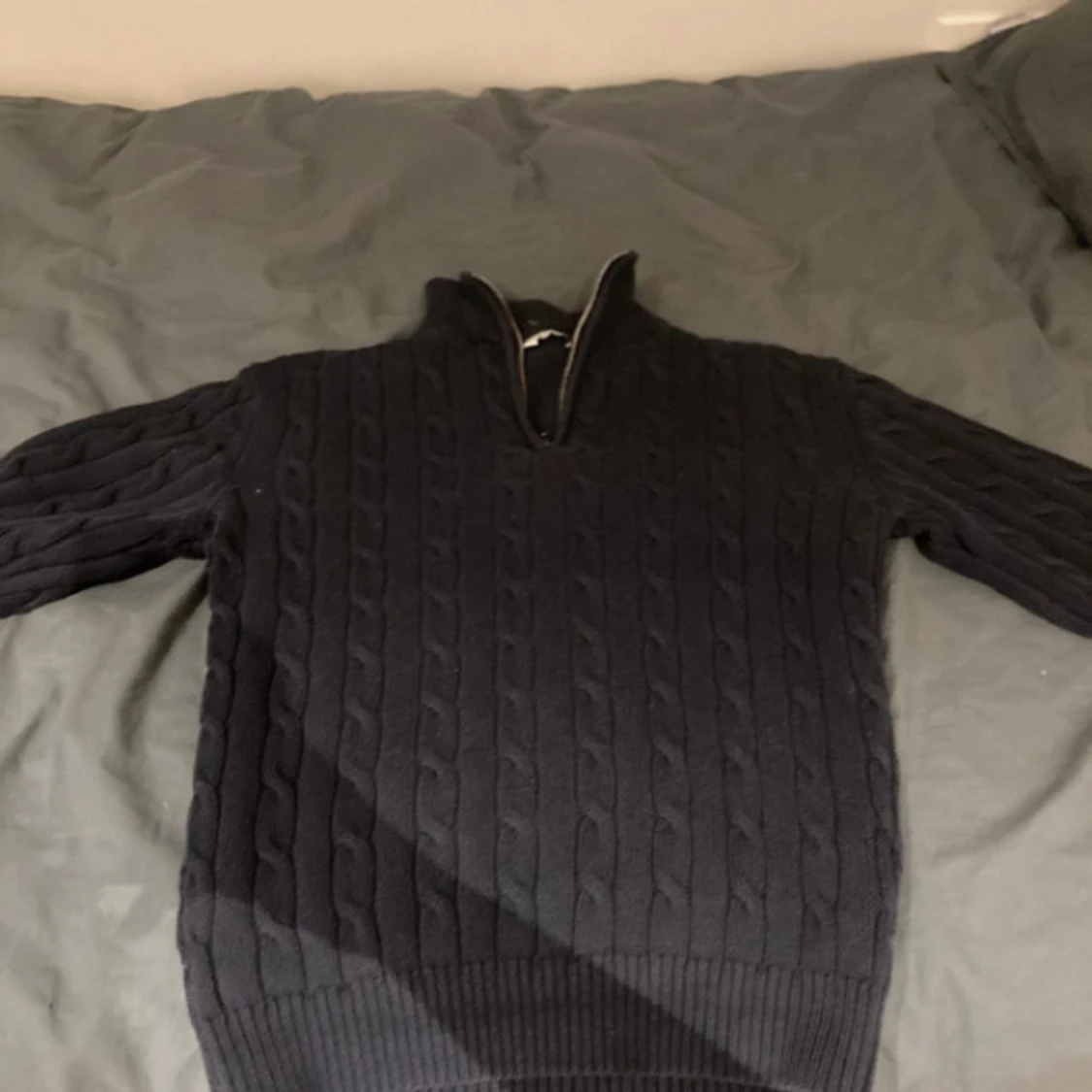 Stickad tröja mörkblå 