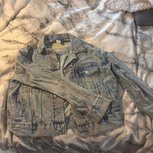 Ljusblå jeansjacka  - Säljer en jeansjacka från H&M. Använd några gånger men inga slitningar.