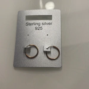 Enkla ringörhängen i sterling silver 925 - Säljer ett par klassiska och stilrena ringörhängen i äkta sterling silver 925. Perfekta för dig som gillar minimalistisk design och vill ha något som passar till allt. Säljs på originalkort.