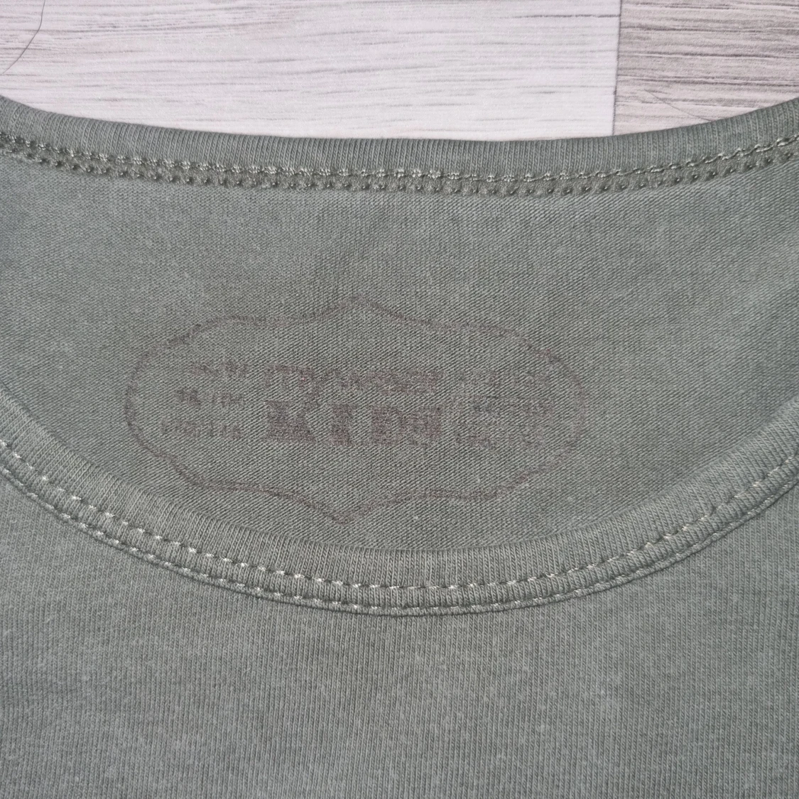 Olivgrön långärmad tröja med kaninmotiv från Lindex  - 2