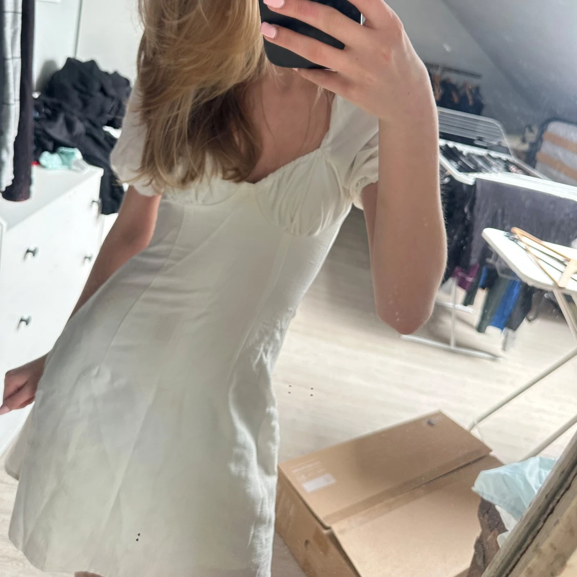 Vit kortklänning med puffärmar - 1