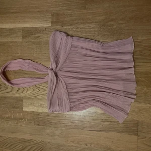 Ljusrosa plisserad halterneck topp från Zara - Säljer en jättefin topp från zara i gott skick! Toppen är för liten för mig och jag kan därför inte visa en bild på💓💓