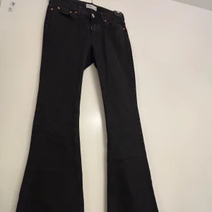 Svarta bootcut jeans - Säljer ett par svarta jeans med bootcut-modell. Jeansen har klassisk femficksdesign, hällor för bälte och stängs med knapp och dragkedja. Knappt använda💞