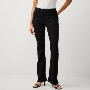 Svarta bootcut jeans från True Religion - Svarta jeans med bootcut passform från True Religion. Låg midja och klassiska fickor med lock och knapp bak. Snygga detaljer och logopatch på. Pris kan diskuteras! Och skriv för egna bilder