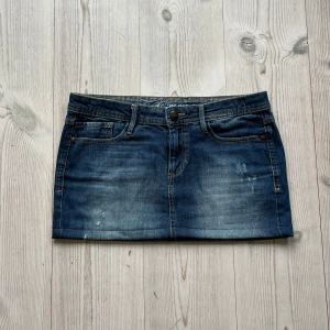 Blå lågmidjad jeanskjol  - Mörkblå lågmidjad jeanskjol från Esprit i storlek 36, skulle säga att den passar S och M. Fint skick. Tvärs över midjan är det 41 cm och den är 29 cm lång. Använd gärna köp nu!