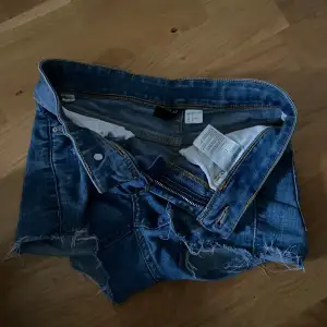 Blå jeansshorts hålen är gjorda själv. Storlek 34.  Ganska Lågmidjade skulle säga typ midwaist. 