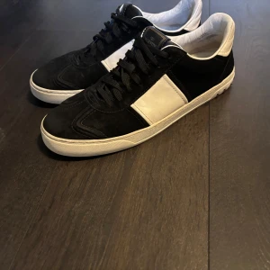 Valentino flycrew - Säljer ett par snygga flycrews endast 1 nit saknas och skick skulle jag säga använt men som ni ser på bild 3 har det gått upp lite vid sulan men det  går säkert att fixa